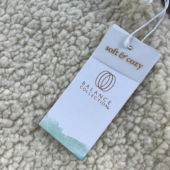 Balance Collection Pullover. - Picture 2 of 9